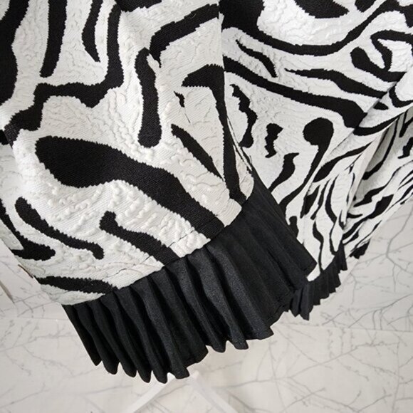 Cartise Textured Zebra Stripe Pleated Ruffle Fitted Blazer - Picture 5 of 8